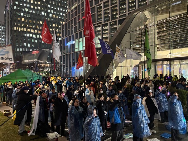 금속노조 거제통영고성조선하청지회가 지난 13일 서울 중구 한화 본사 앞에서 연 투쟁문화제에 노조 활동가들과 시민들이 참여하고 있는 모습. 사진=금속노조 제공