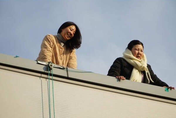 한국옵티칼에 고용승계를 요구하며 지난해 1월8일부터 한국옵티칼 구미공장 건물 옥상에 올라 고공농성을 하고 있는 해고자 박정혜(39)‧소현숙(42)씨. 사진=금속노조 한국옵티칼하이테크지회