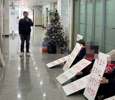 인덕대 청소‧영선 용역 노동자들이 인원감축과 해고에 반대하며 시위를 벌이고 있다. 사진=공공운수노조