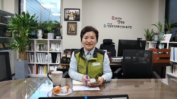 최희선 보건의료노조 위원장이 19일 서울 영등포구 보건의료노조 사무실에서 소리의숲과 인터뷰하고 있다. 사진=최나영 소리의숲 기자