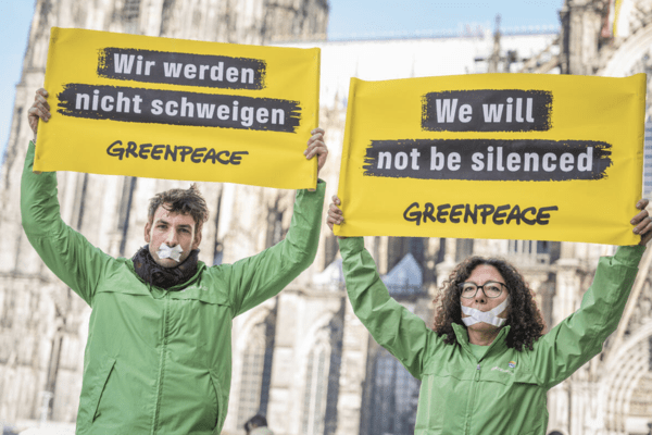 그린피스 활동가들이 슬랩(SLAPP) 소송에 항의하는 시위를 벌이고 있는 모습. 사진=그린피스 제공