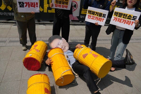 가톨릭기후행동을 비롯한 481개 시민사회단체는 지난 24일 서울 광화문 세종문화회관 계단에서 기자회견을 열고 대선 예비 후보들에게 탈핵을 약속하라고 촉구했다. 사진=탈핵시민행동